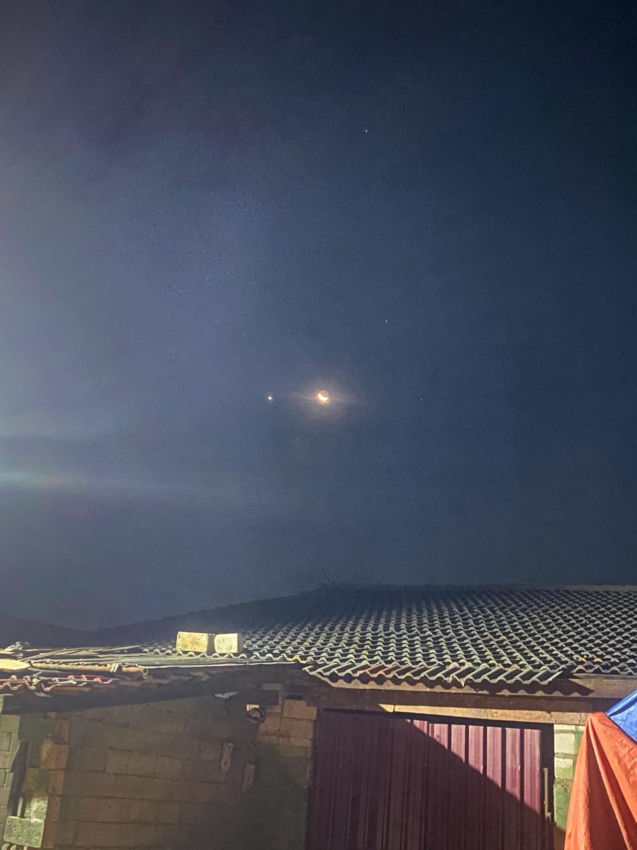 酒是好东西吗？
昨晚和非洲这里的华人朋友喝了点酒，然后看着天上的月亮🌙
感觉月