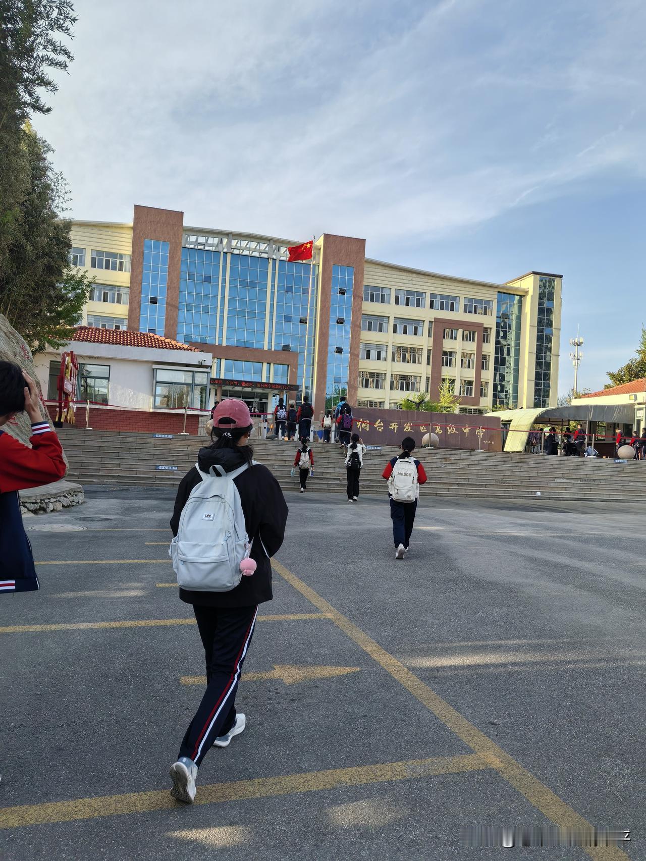 为什么闺女比儿子难养？
昨天晚上老二做作业的时候，有个题做错了，她爸发现后就给她