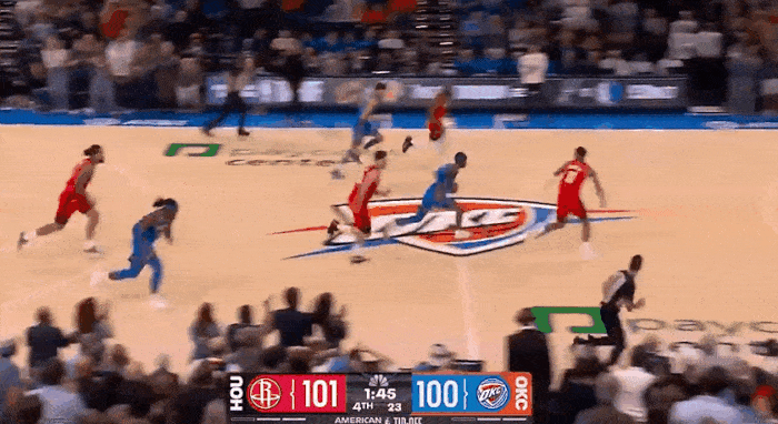 皇亲国戚！火箭挑战成功雷霆依旧给雷霆！
在今天NBA揭幕战火箭对阵雷霆的第四节比