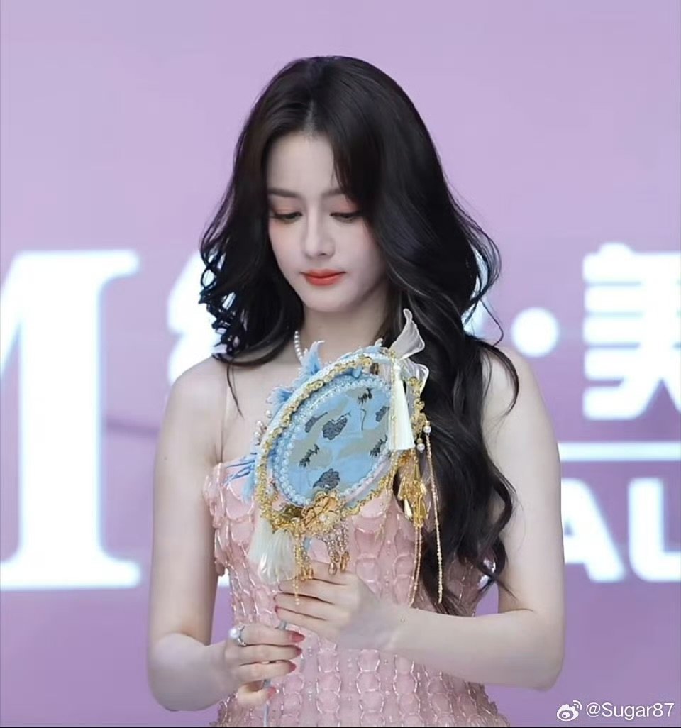 迪丽热巴粉嫩水蜜桃迪丽热巴民选顶流 迪丽热巴不愧是民选顶流，今天完全是水蜜桃公主