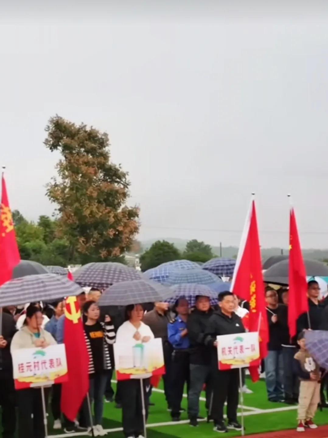 
七律  观农民运动会有感   新韵
秋深气爽聚英豪，小镇喧腾鼓角高。
手脚化成