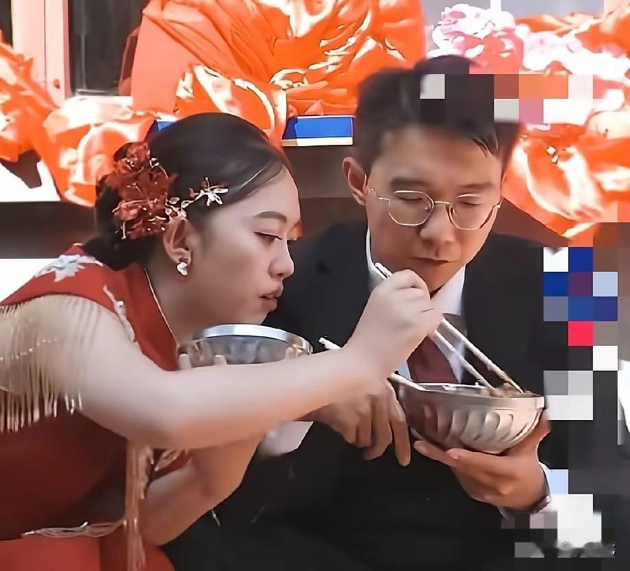 河南安阳这对新人，婚礼当天忙前忙后一整天，等所有宾客都走光，院子里彻底安静下来，