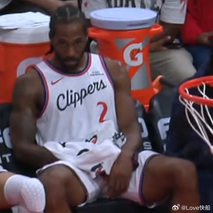 快船记者:卡哇伊最近几场比赛一直受到右手食指伤势的困扰，他的手指已经缠着黑色绷带