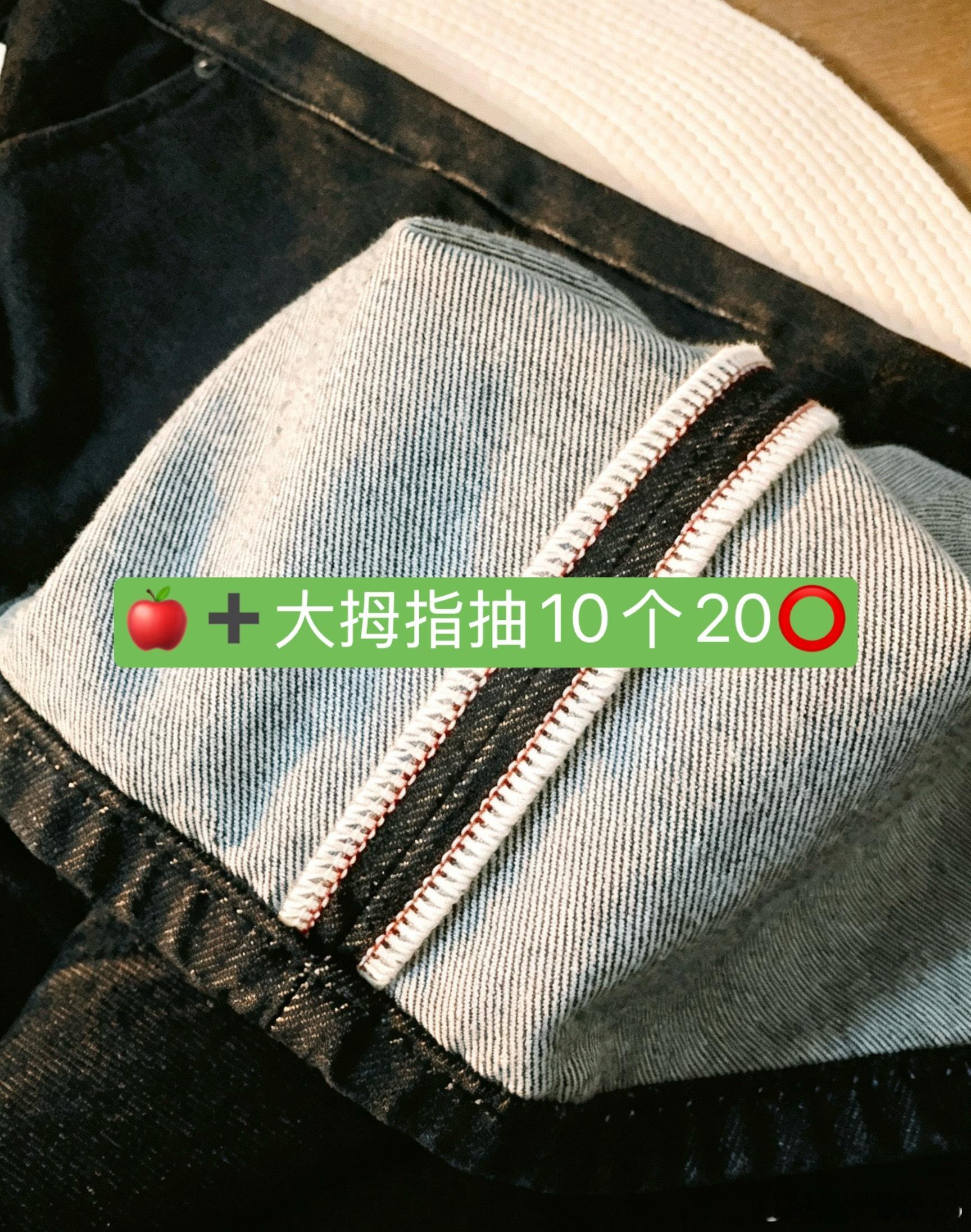 我们家的牛仔裤权威性不用多说，好穿好搭好显瘦。这条是微阔的直筒裤，颜色是有层次的