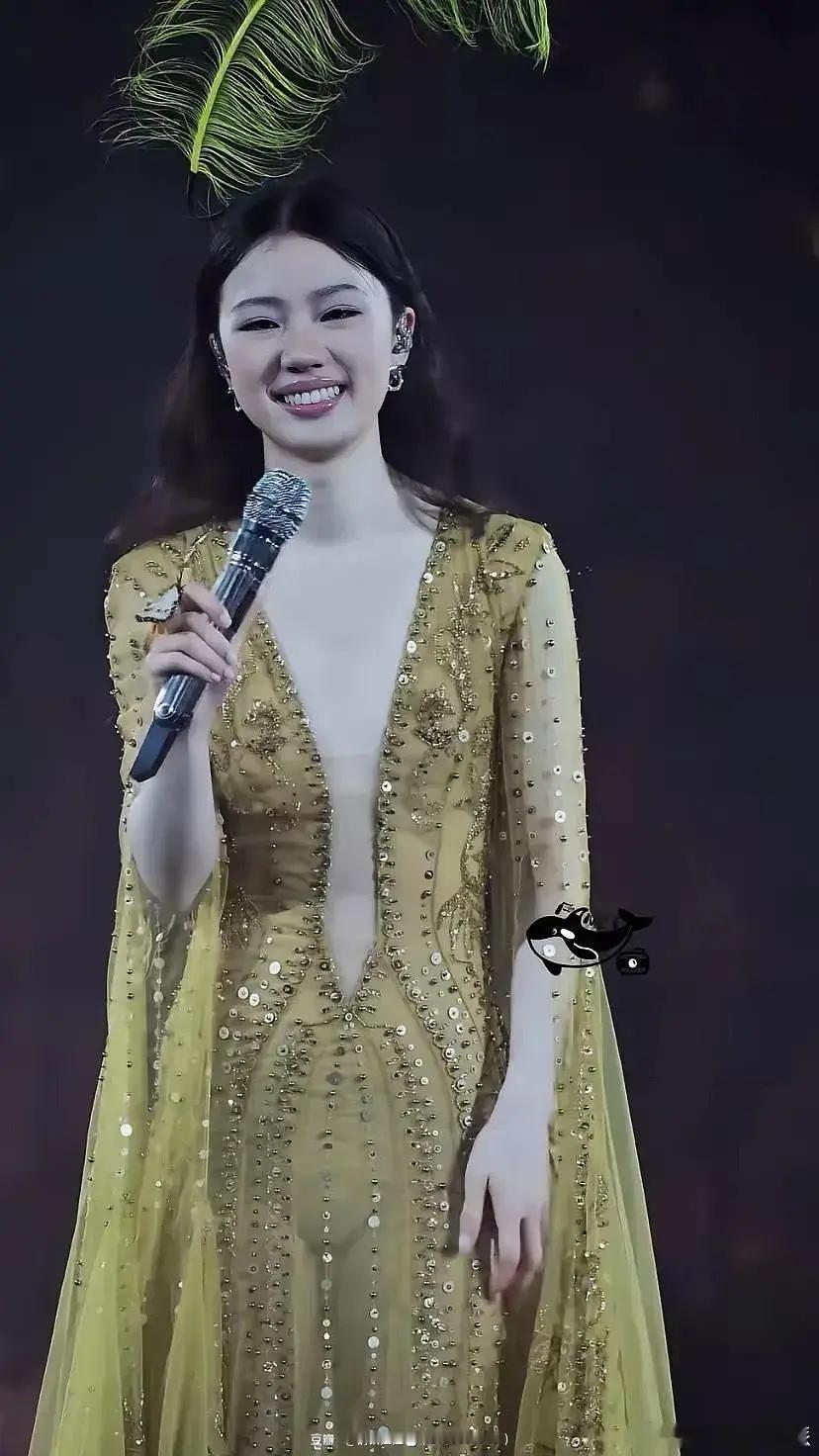 单依纯这么平啊？？我去了这是男的吧？ 