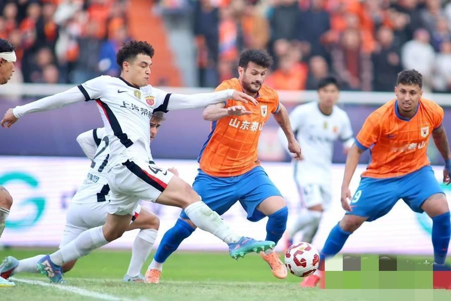 媒体认为瓦科获中超MVP有3点优势，法比奥欠缺。
一是瓦科出场稳定能传能射。瓦科