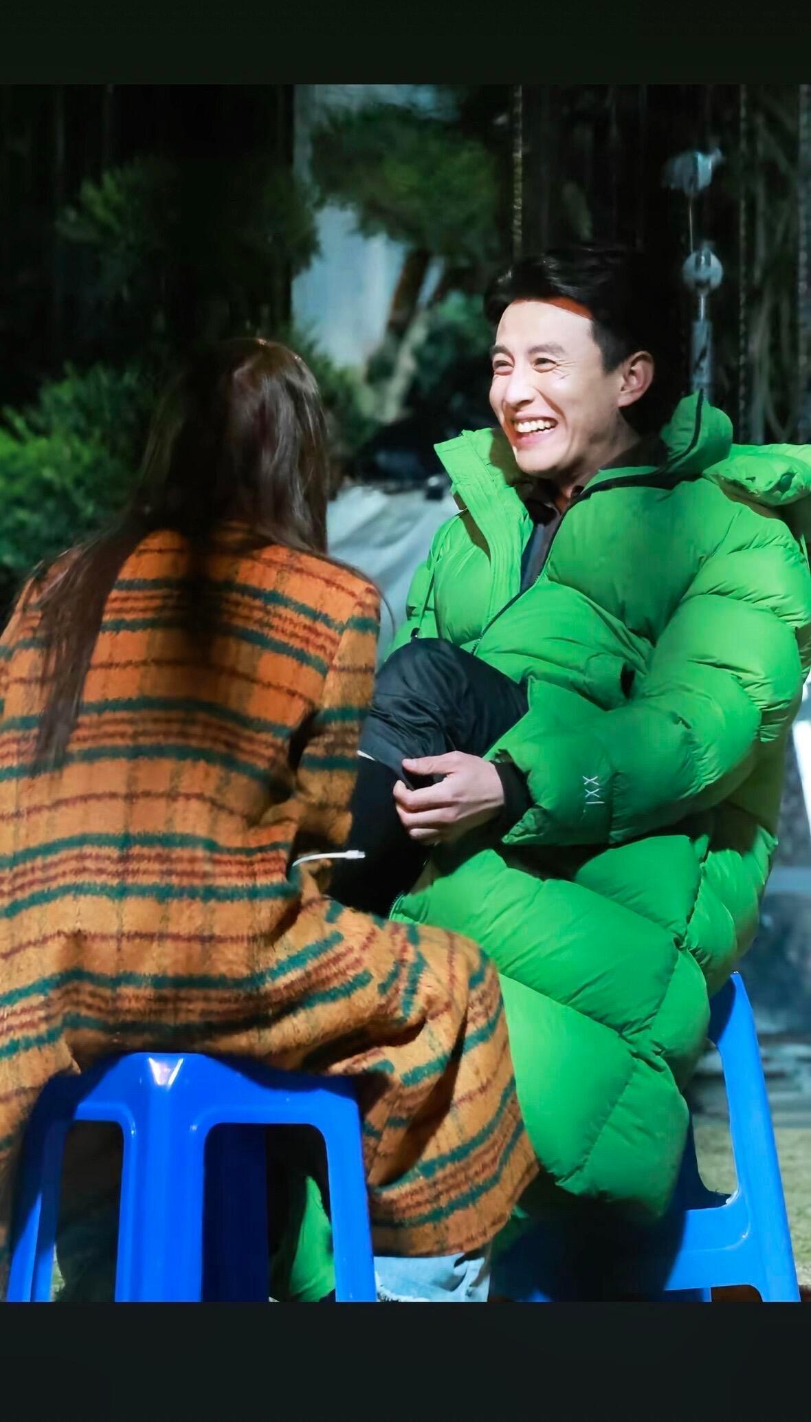 刘萧旭又进组啦，老朋友来探班就是开心，老刘还给人家展示秋裤，哈哈哈哈哈，活人感满