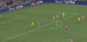 梅西1142场比赛达成900球38岁8个月的梅西打入职业生涯第900球，超越20