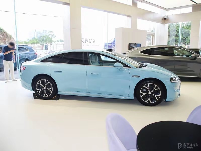 智界 S7 是一款纯电中大型车。2024 款智界 S7 的部分信息如下：- 座位