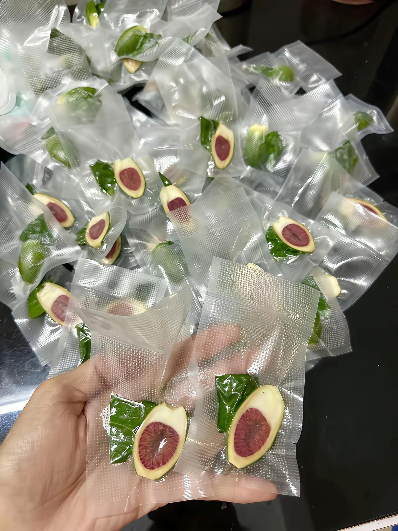 在国内，是不是只有在海南才看得到这东西是可以这么搭配着生吃的？