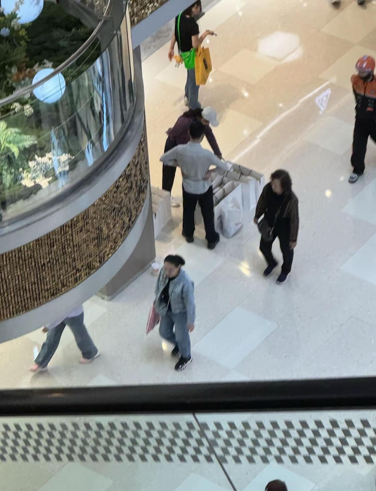 真是羡慕 买了20双萨洛蒙的鞋线下shopping 商场追星实录 商场社死瞬间真