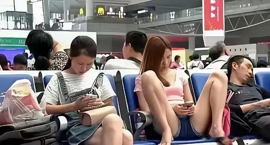 如今，有些女孩在公共场合的坐姿实在让人难以恭维。前几日在火车站候车室，我瞧见一个