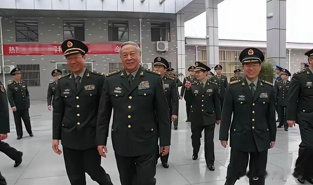 这位上将军是谁啊？气场太足了吧，怕是整个连队都出动了。