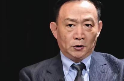 8月8日前后，卢麒元围绕“三权硅化”的一番讨论突然火了，这回他没把AI往写文章、