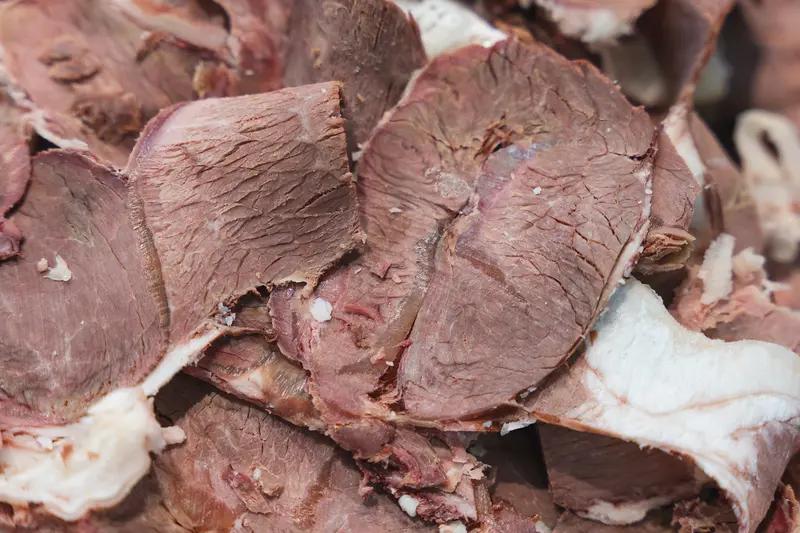 多次刷到有人吃马肉的视频。
我从小，也就是上世纪70年代起，就听老人们说马肉不能