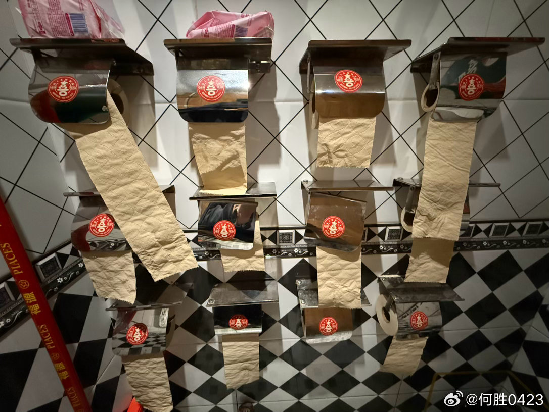 老板这是担心大家上厕所没纸用吗? 