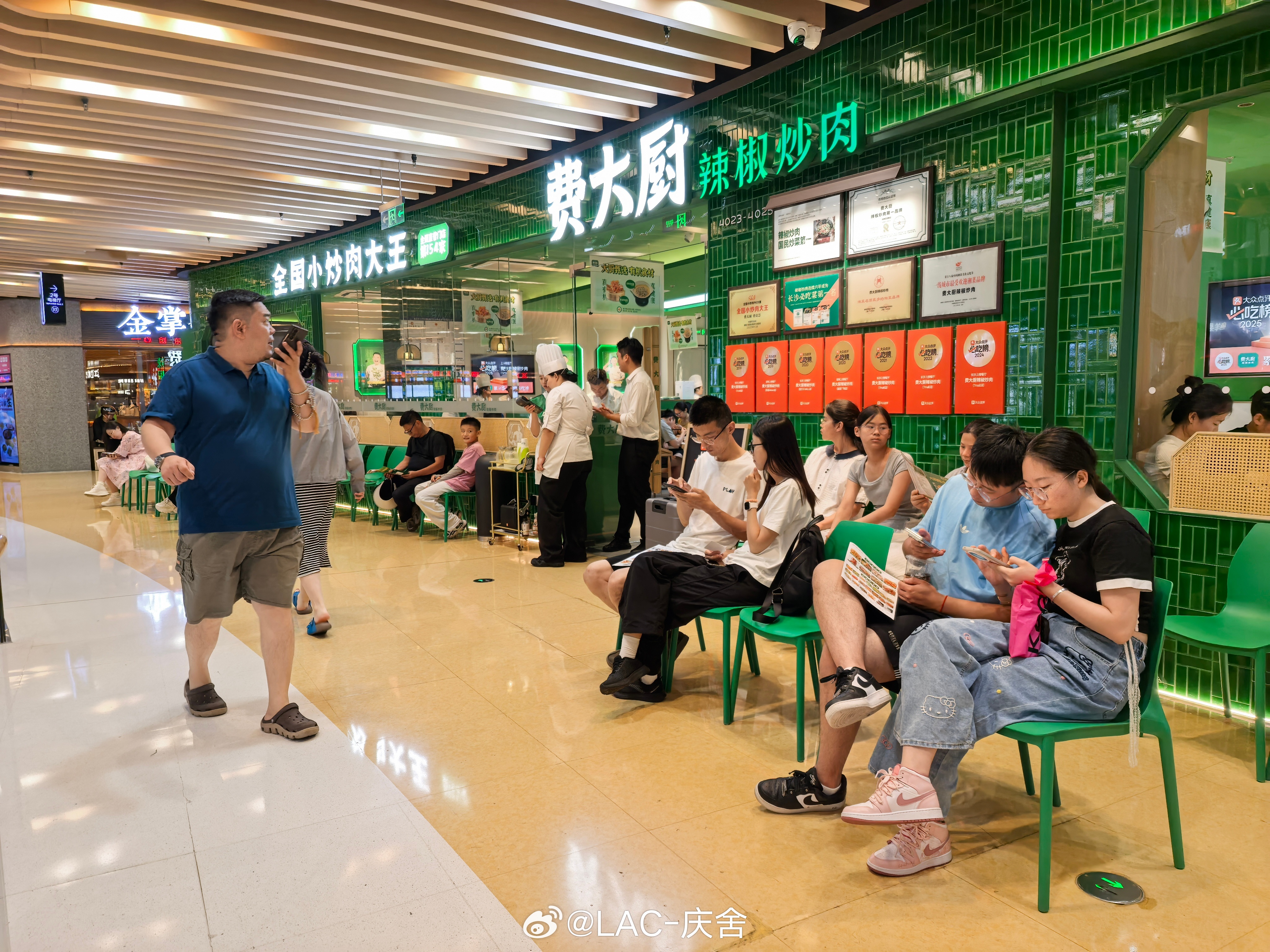 费大厨 本科以下勿扰我觉得服务行业招人，热情、勤快远比学历来的重要。 ​​​