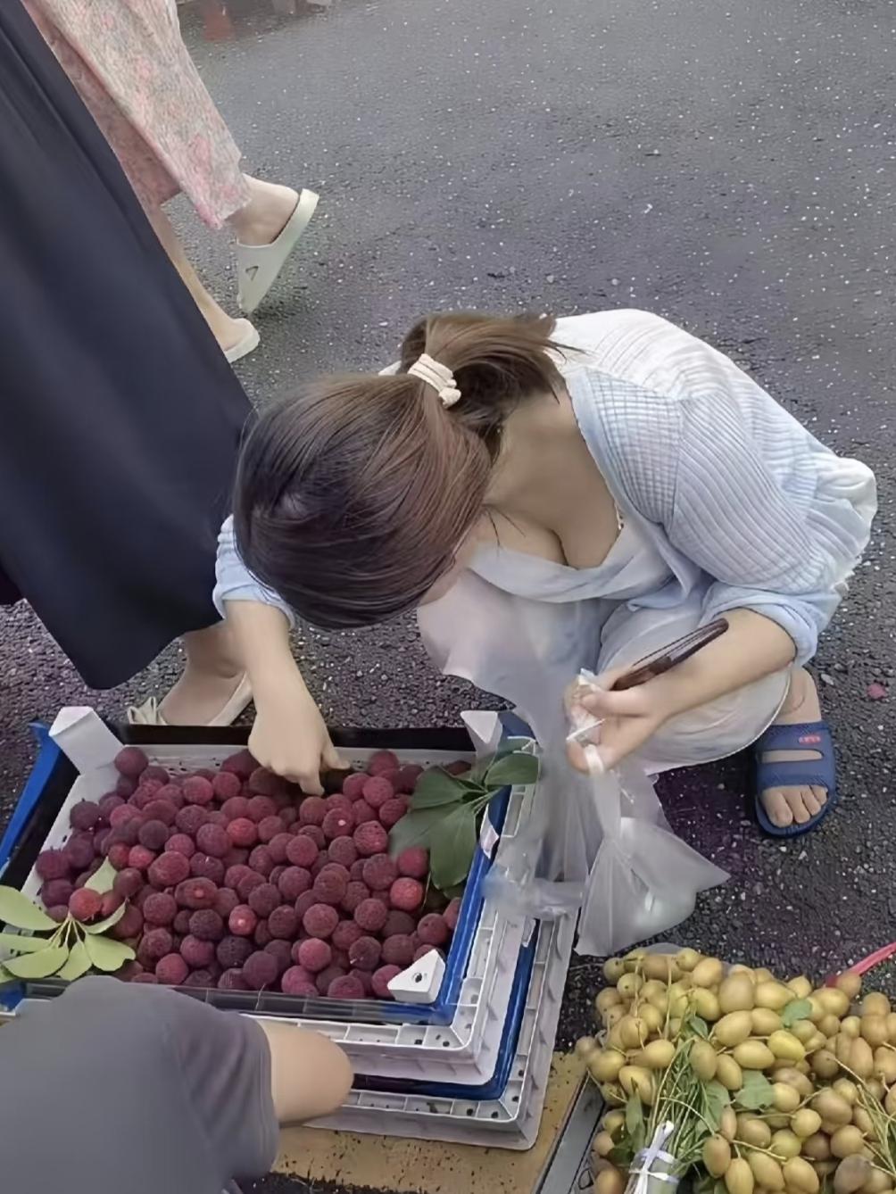 生活里处处都藏着各式各样的小美好，熟透了的杨梅，一串串金黄亮眼的黄皮，还有虽然只