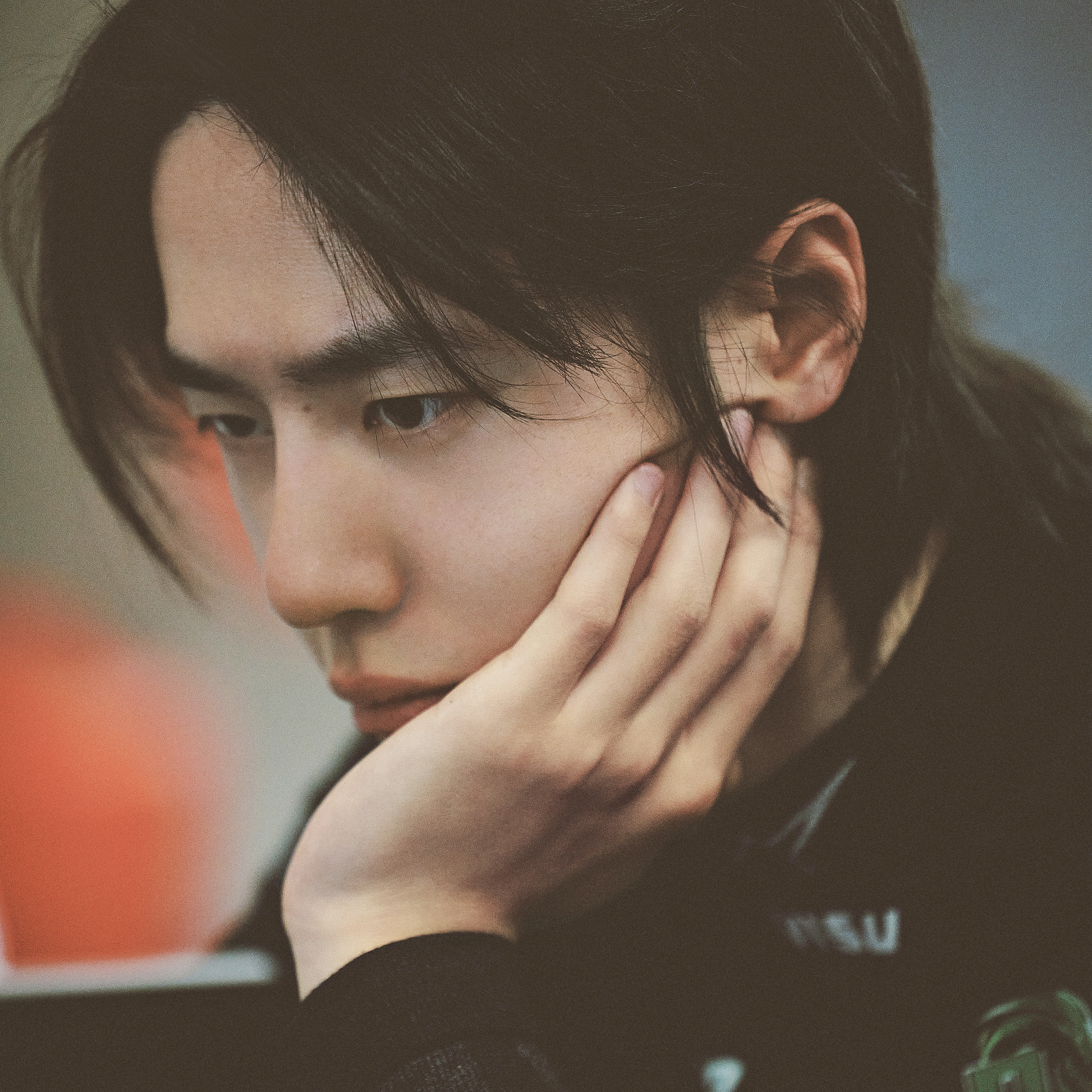 王一博托腮连拍是谁又在可爱🥰🥰🥰是王甜甜！[哇][哇][哇]王一博[超话]