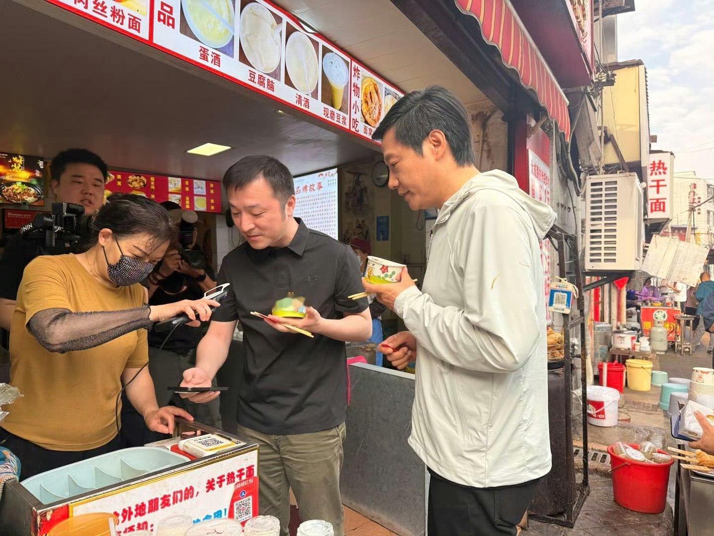 雷军回应雷军同款身居行业高位却偏爱家乡平价早点，这份接地气的亲切感很容易拉近和大
