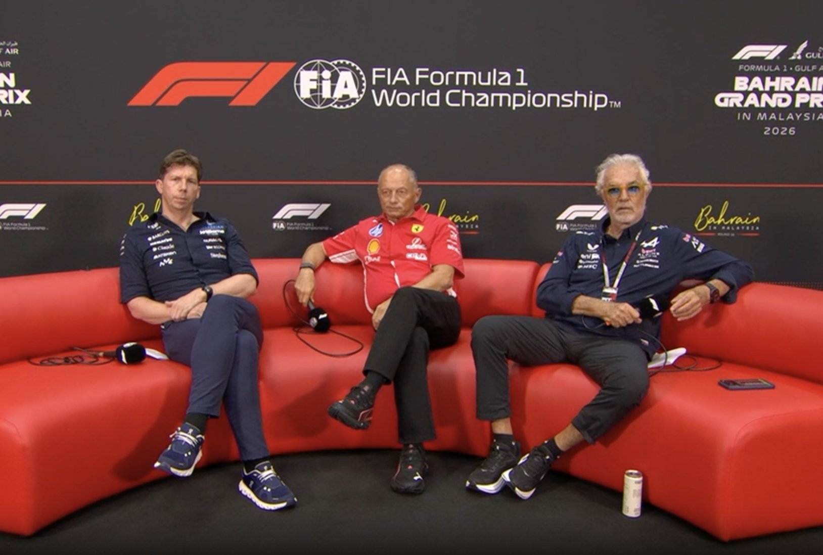 F1 威廉姆斯领队沃尔斯在新闻发布会上打断了另一个提问，以表达他对瓦塞尔在法拉利