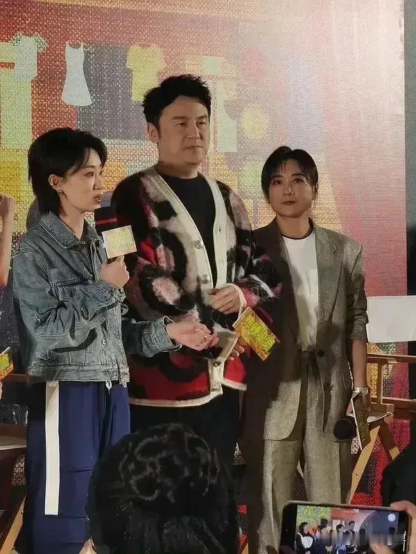 笑不活了！贾玲太不地道了，和张小斐两面夹击，把雷佳音凸显得更身宽体胖、脸大头大[