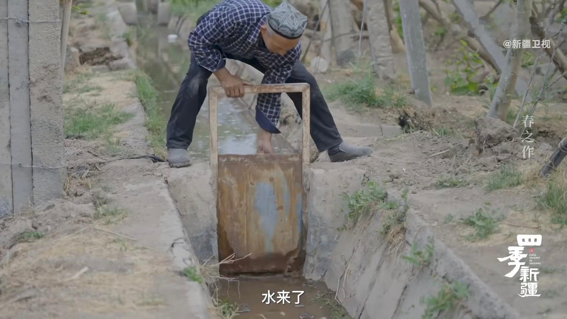 吐鲁番人的母亲河在地下13岁下坎儿井一干60多年 新管道拼进老坎儿井，像把守护接