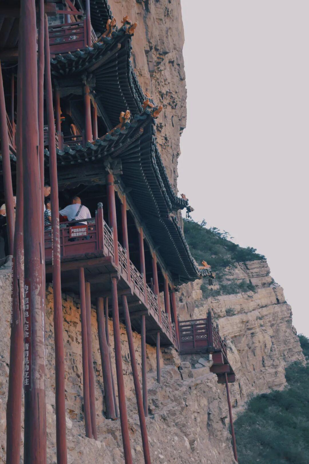 这座仅靠着几根木柱支撑的寺庙，连李白都忍不住大呼“壮观”！悬空寺伫立已有超150