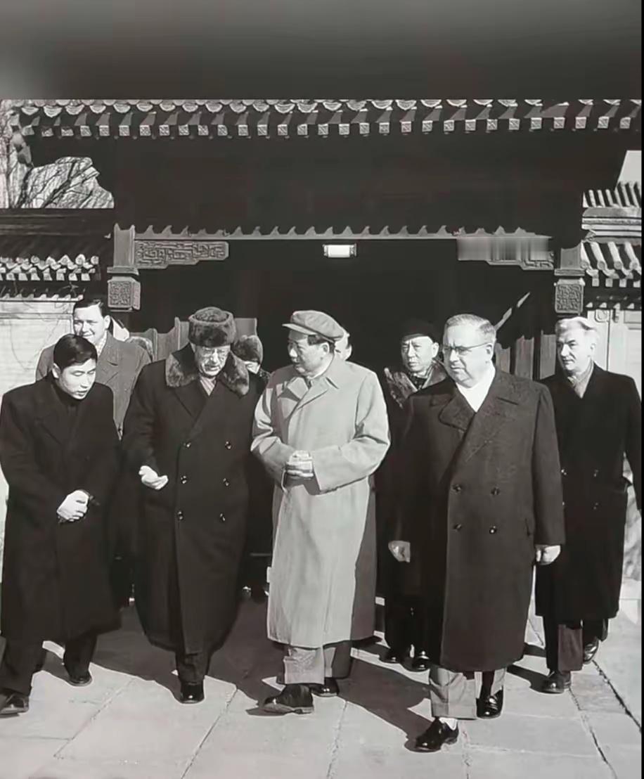 青砖古檐之下，毛主席与外宾缓步交谈，定格建国初期中外友好交流的珍贵画面。 