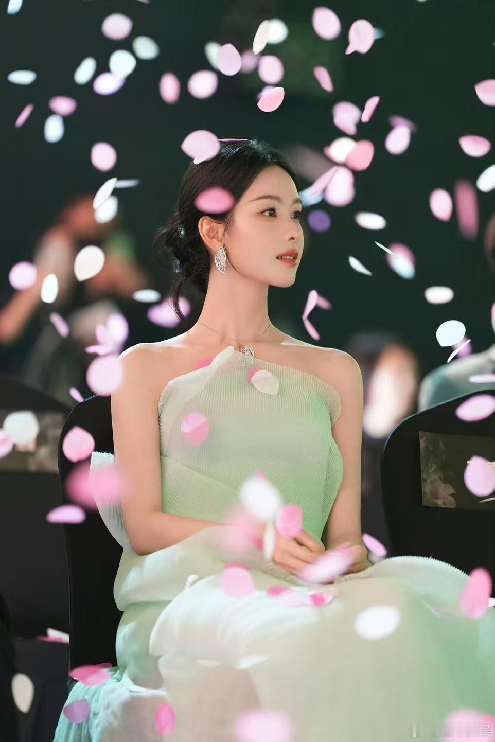 花瓣雨里的陈都灵陈都灵星光大赏神图陈都灵星光大赏神图，好美，