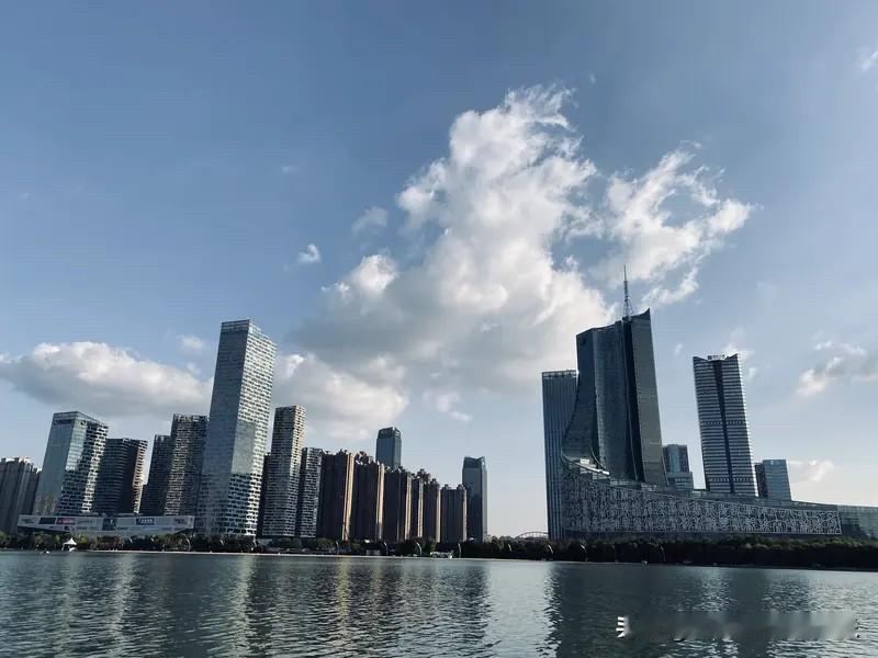 合肥楼市2026年来了。
合肥楼市现在的房价对比五年前的时候，还是下跌了不少，尤