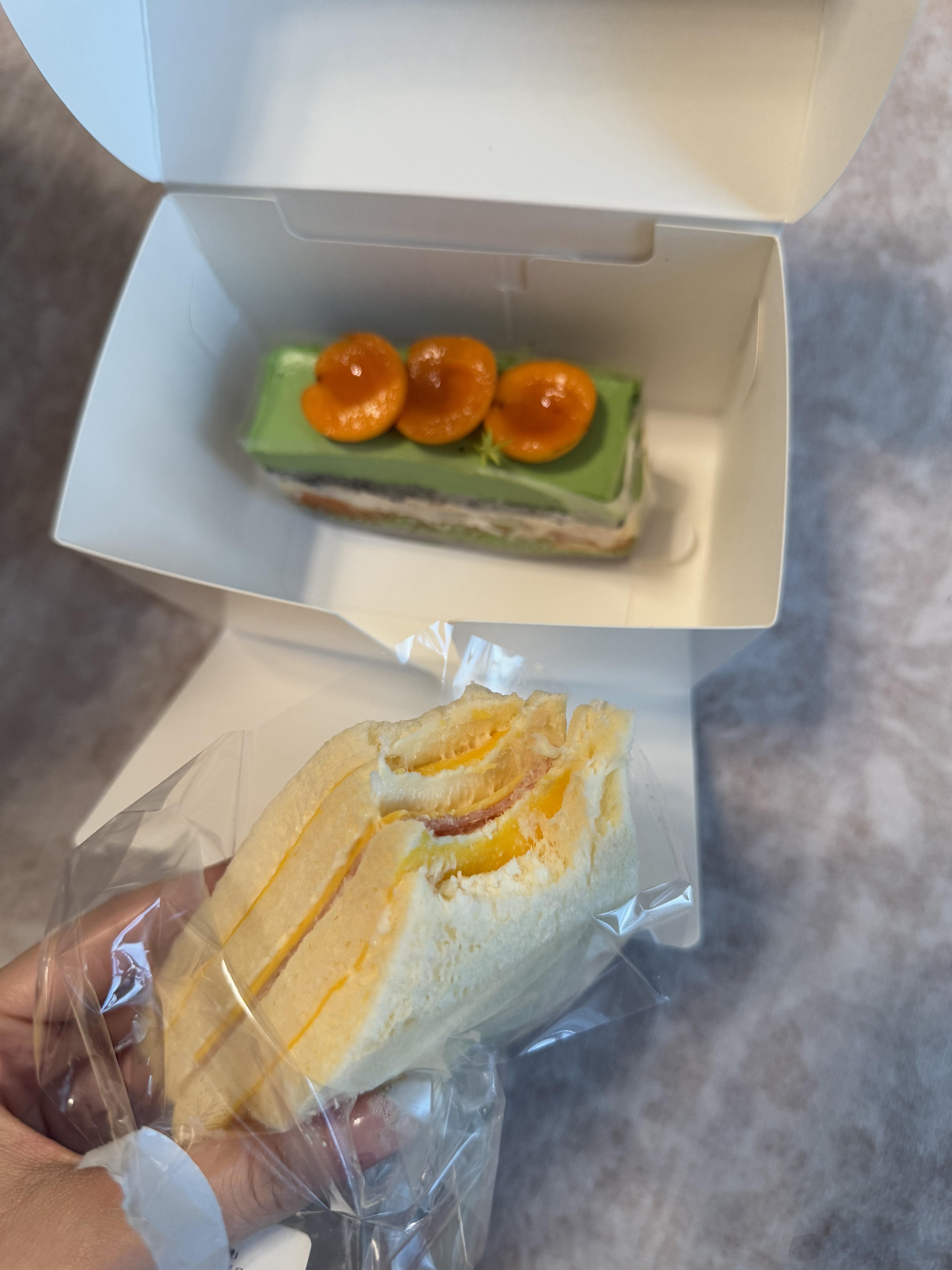 晚饭吃了p1的小蛋糕和一个三明治，一吃完感觉有点腻然后点了一份福鼎肉片一碗凉皮（