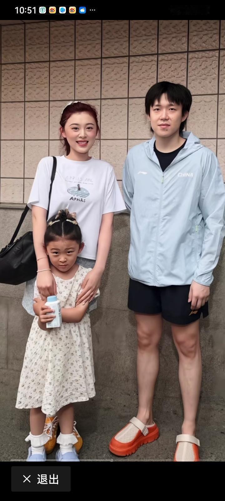 孙逊指导的妻子女儿来国家队训练总局，探班孙逊指导，可能是女儿想爸爸了，王楚钦和她