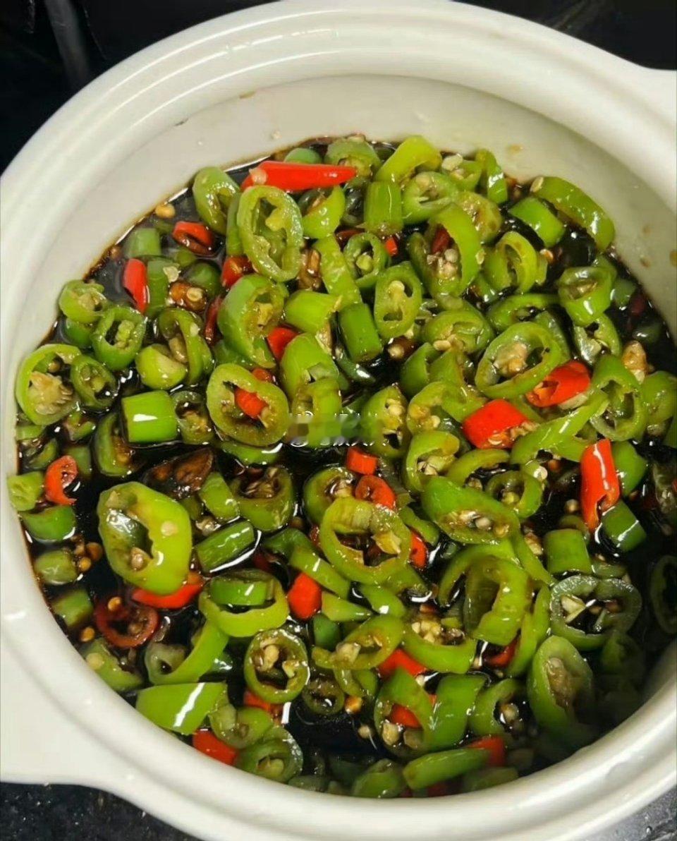 贵州的同事中午带来的辣椒，好香啊，太下饭了 