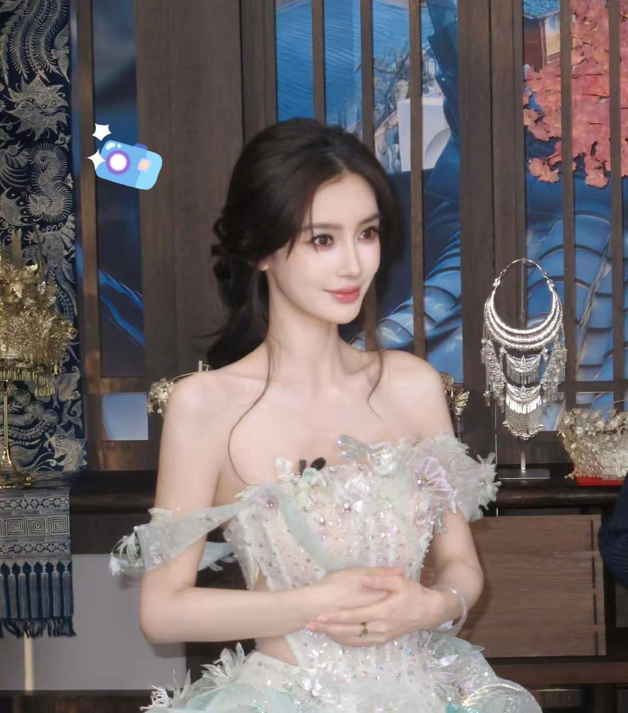 杨颖直播带货打脸多少人：榜一不是黄晓明李晨，最实在的竟是陈赫
 
杨颖开直播带货