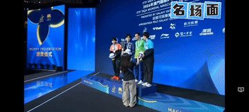 “来！让我们省队的球员来拍吧！”[呲牙]第一俩第三都喜逐颜开，唯日本格格不入像个