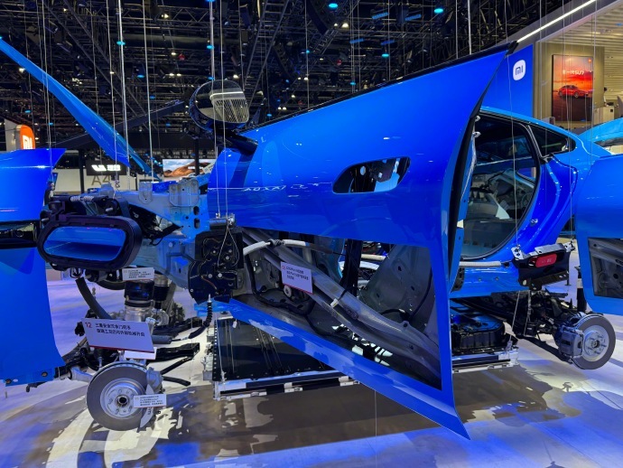 北京车展看新SU7真材实料 在第十九届北京车展上，小米汽车展出的新一代SU7全拆