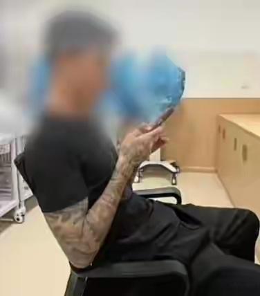 医院通报护士炫耀男友帮患者配药这女护士脑回路太清奇，本来想傲娇一下，结果狗粮撒错