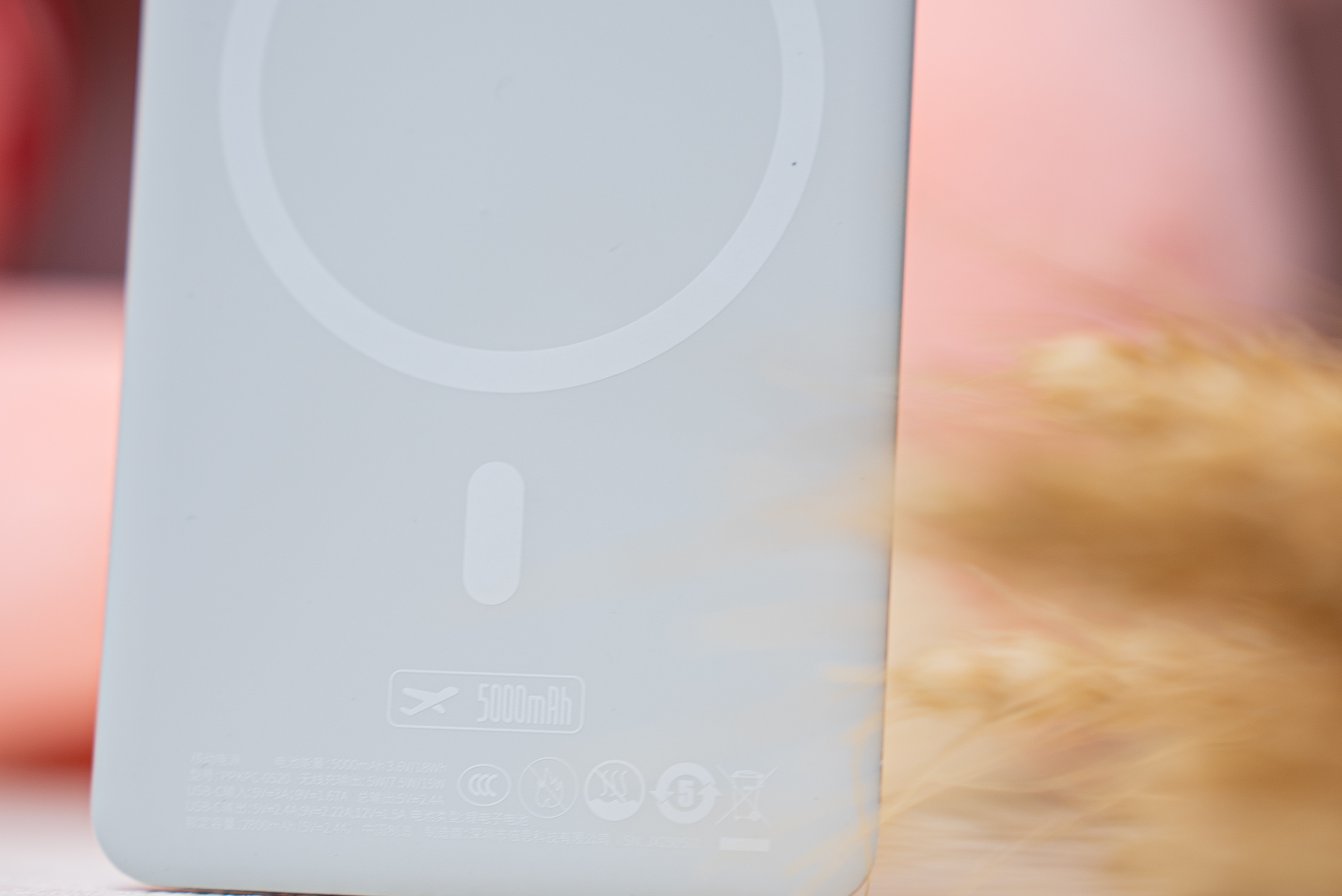 看丝姐又发现了什么好东西~铛铛铛，就是这个倍思卡片磁吸无线快充移动电源啦在了解用