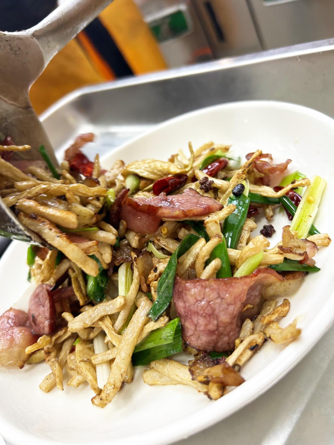 香飘十里外，味满一碗中。半碗人间味