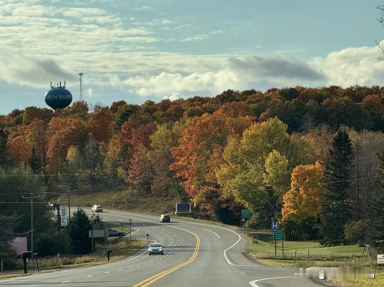 没苦硬吃VS没福硬享

我们小区一对中年夫妇李哥李嫂，平时穿的很朴素，为人和蔼，