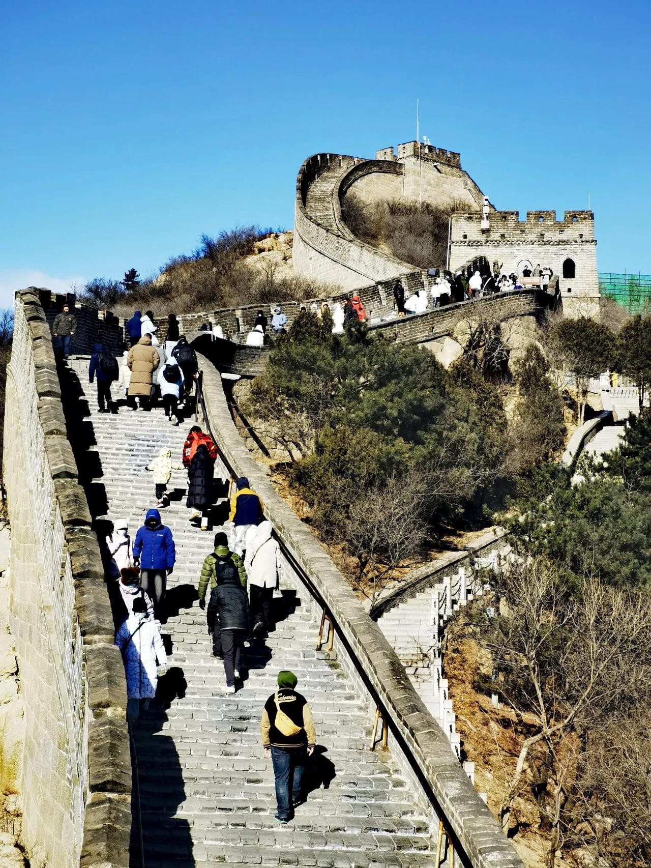 受朋友委托，今天冒着严寒，陪同两位英国大学生参观北京八达岭长城。
       