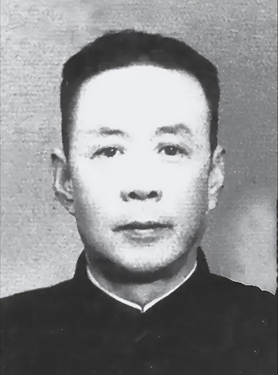 [微风]1939年，国军中将陈铁在山西设宴款待彭德怀，陈铁的夫人在倒茶时悄悄说道