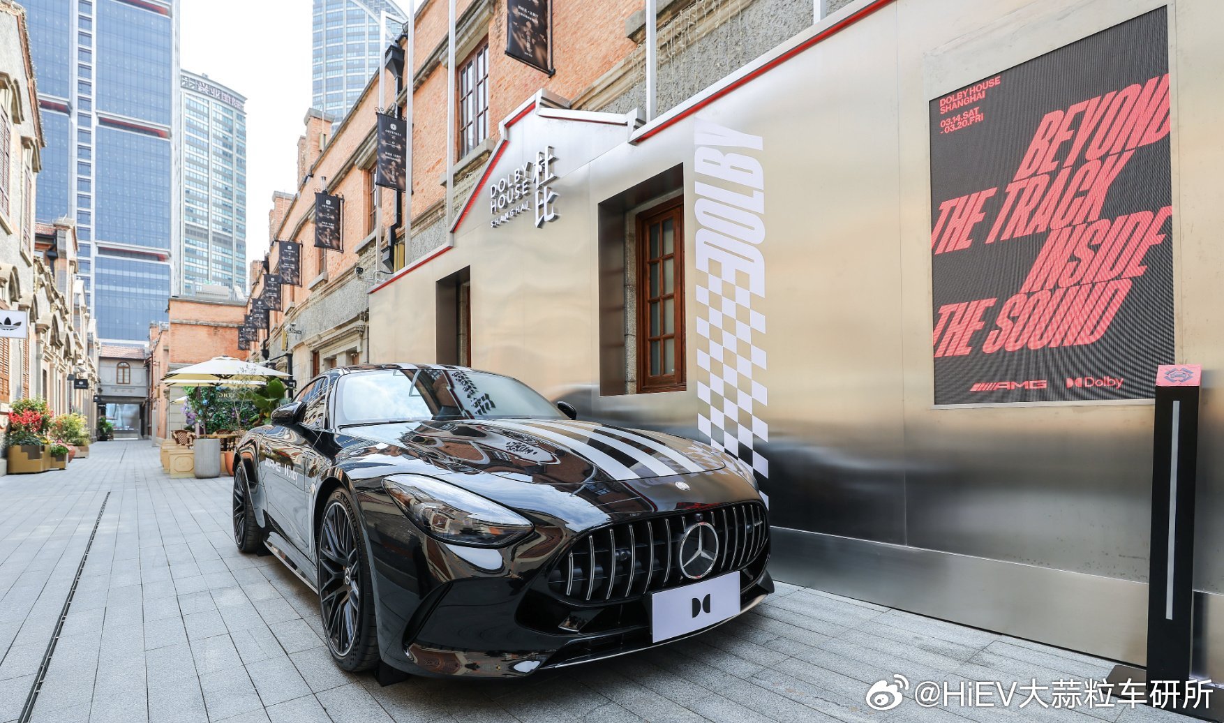 这周路过张园的杜比之家，正好赶上 AMG 和杜比的联展。这几年，奔驰在座舱音频体