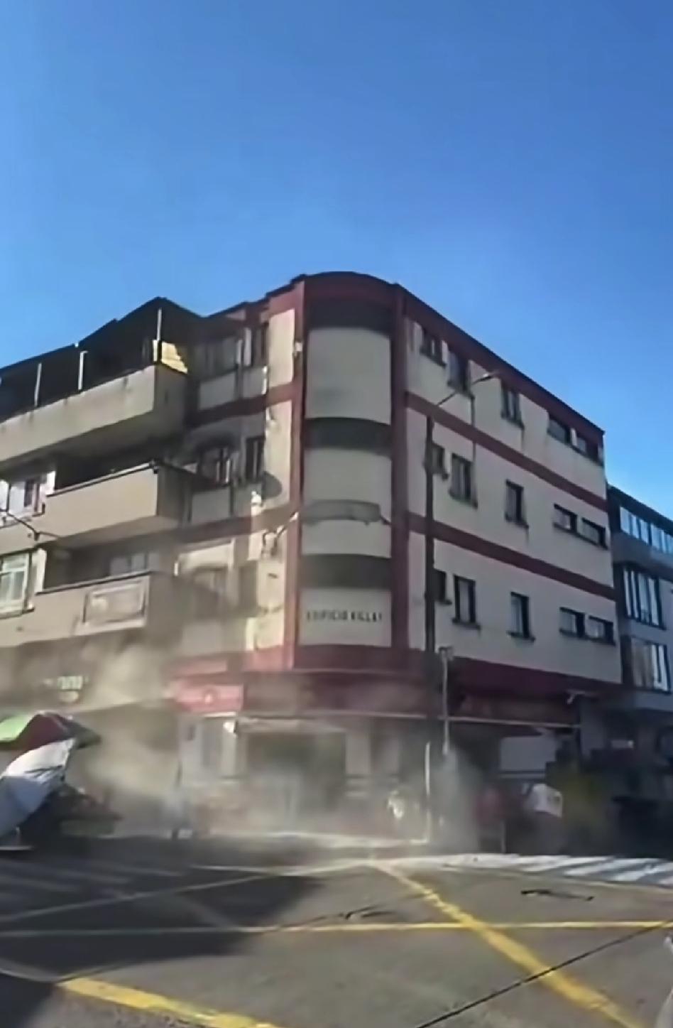 哥伦比亚大地震，这个房子看着很结实晃了挺长时间我以为最多是裂缝，但是没想到它真的