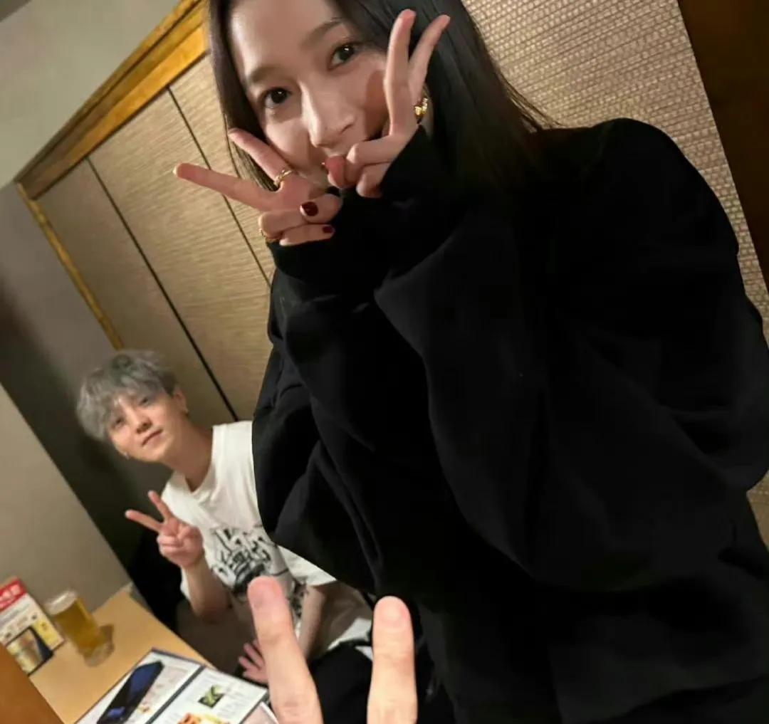鹿晗晓彤同框，像两个逃课的小情侣，啥时候领证再官宣一下，肯定又是微博瘫痪的一天，