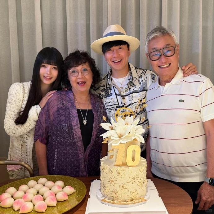 ​林俊杰 田馥甄林俊杰官宣恋情 
44岁林俊杰官宣豪门女友七七 十年苦追田馥甄成