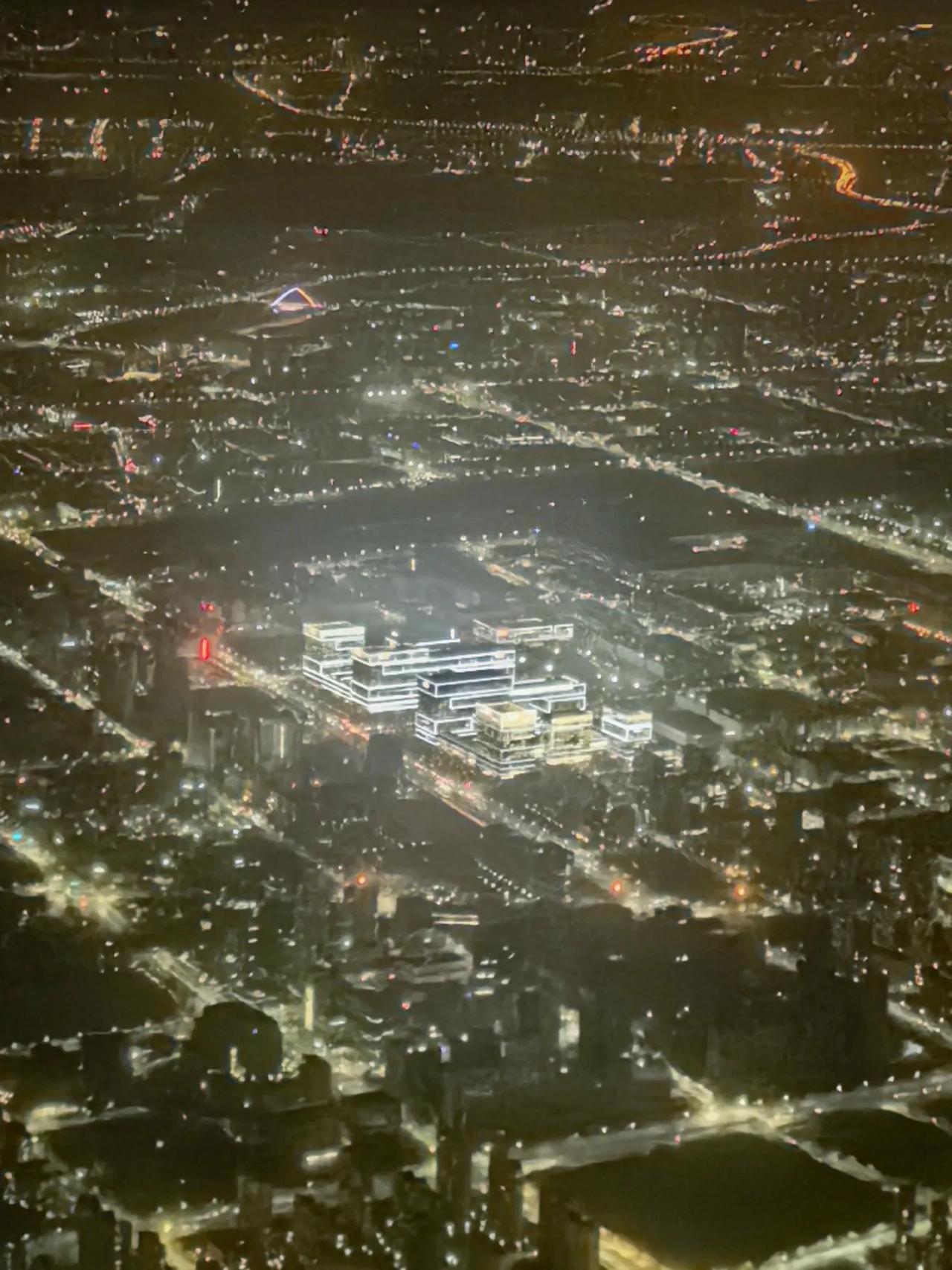 这是哪家公司？
在飞机上拍的，即将到首都机场时看到的，晚上10：30左右，还灯火