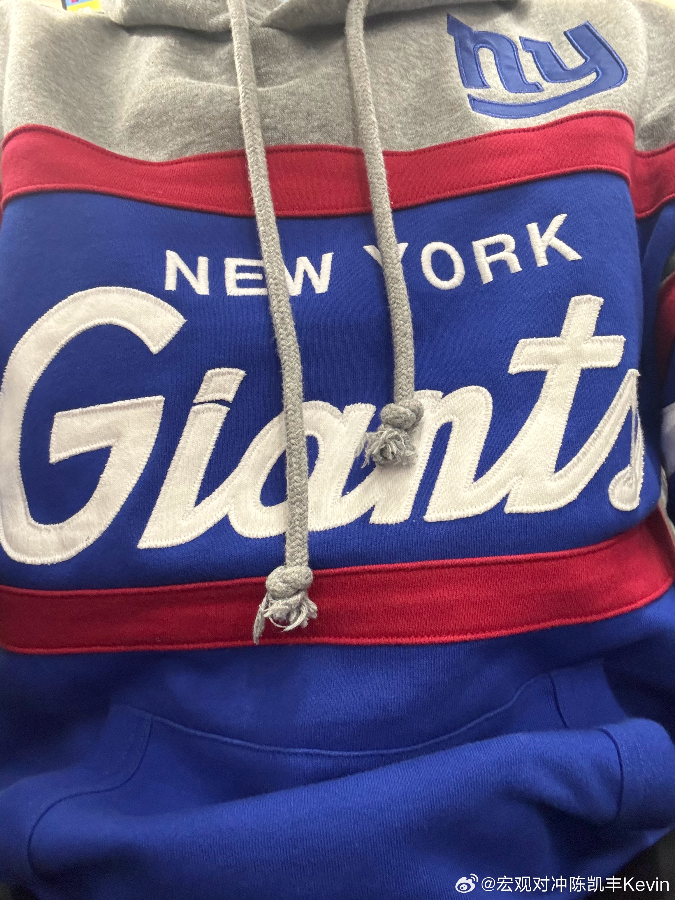 今天走在路上，经常有人神秘兮兮的和我打招呼，说 “you saw the new