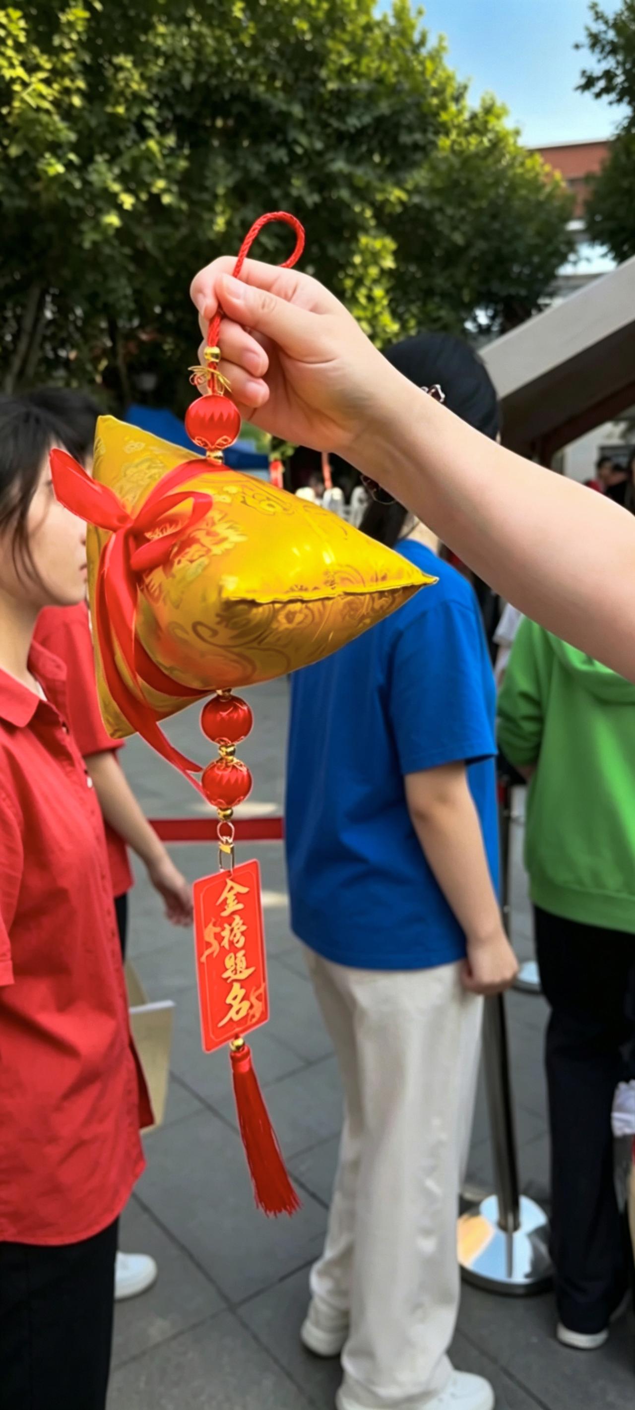 《老天爷很“架势”，高考后段送清凉》
    今天是6月7日，高考第一天的傍晚，